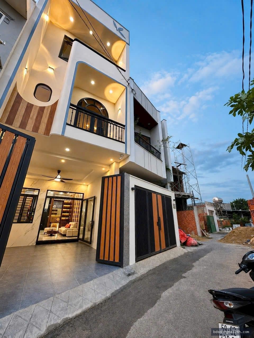Bán nhà 1 trệt 2 lầu, sân ô tô, full nội thất tại Tân Triều - Hình ảnh 3