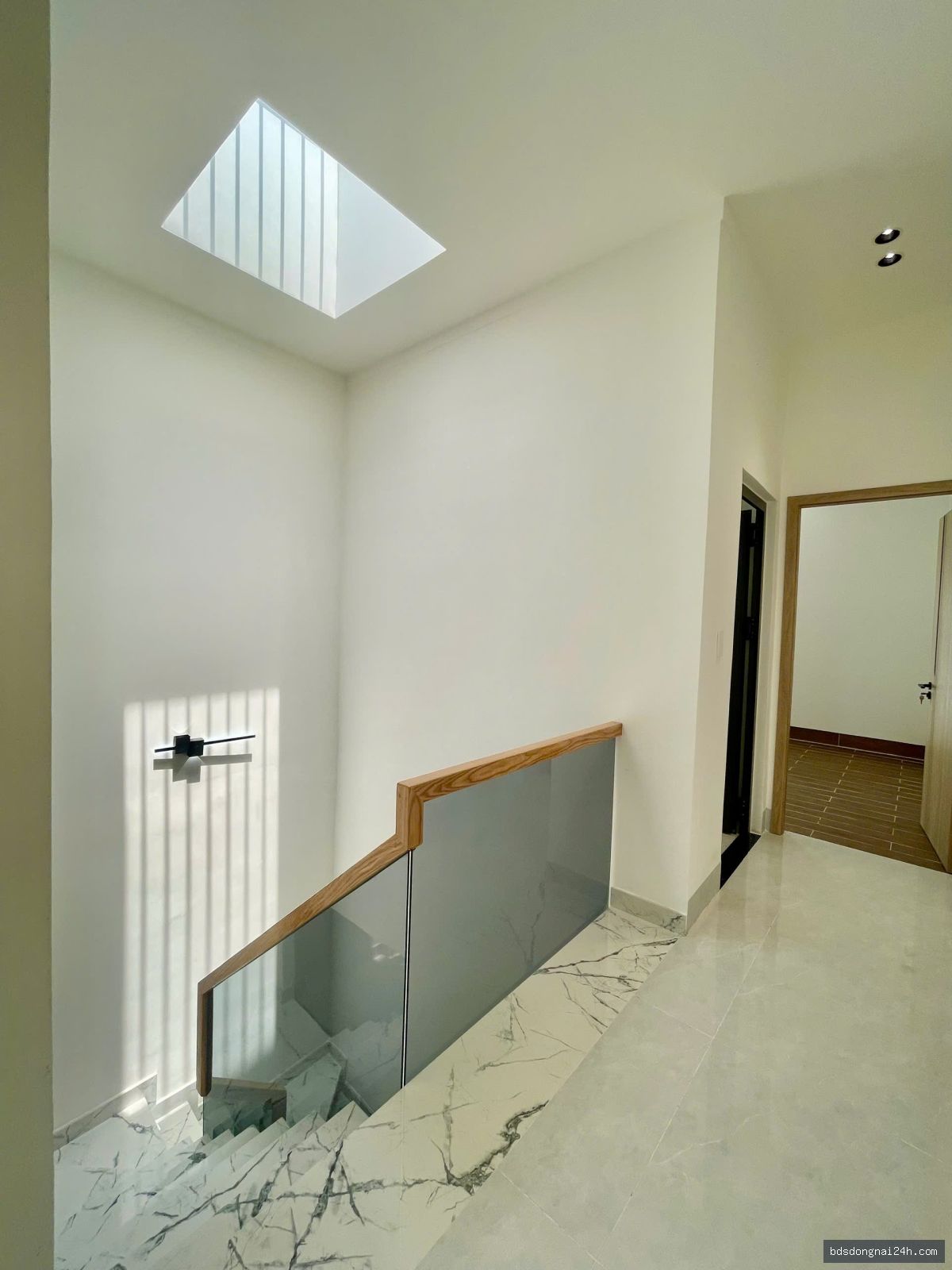 Bán nhà 1 trệt 1 lầu, sân ô tô tại Hố Nai, Biên Hòa (100m²) - Hình ảnh 2