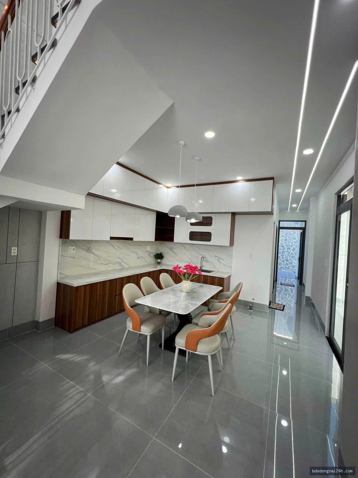Bán nhà phố hiện đại, sân ô tô tại Trảng Dài, Biên Hòa (170m²) - Hình ảnh 3
