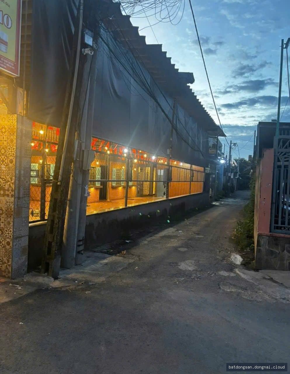 Cho thuê mặt bằng kinh doanh mặt tiền, gần vincom (200m²)