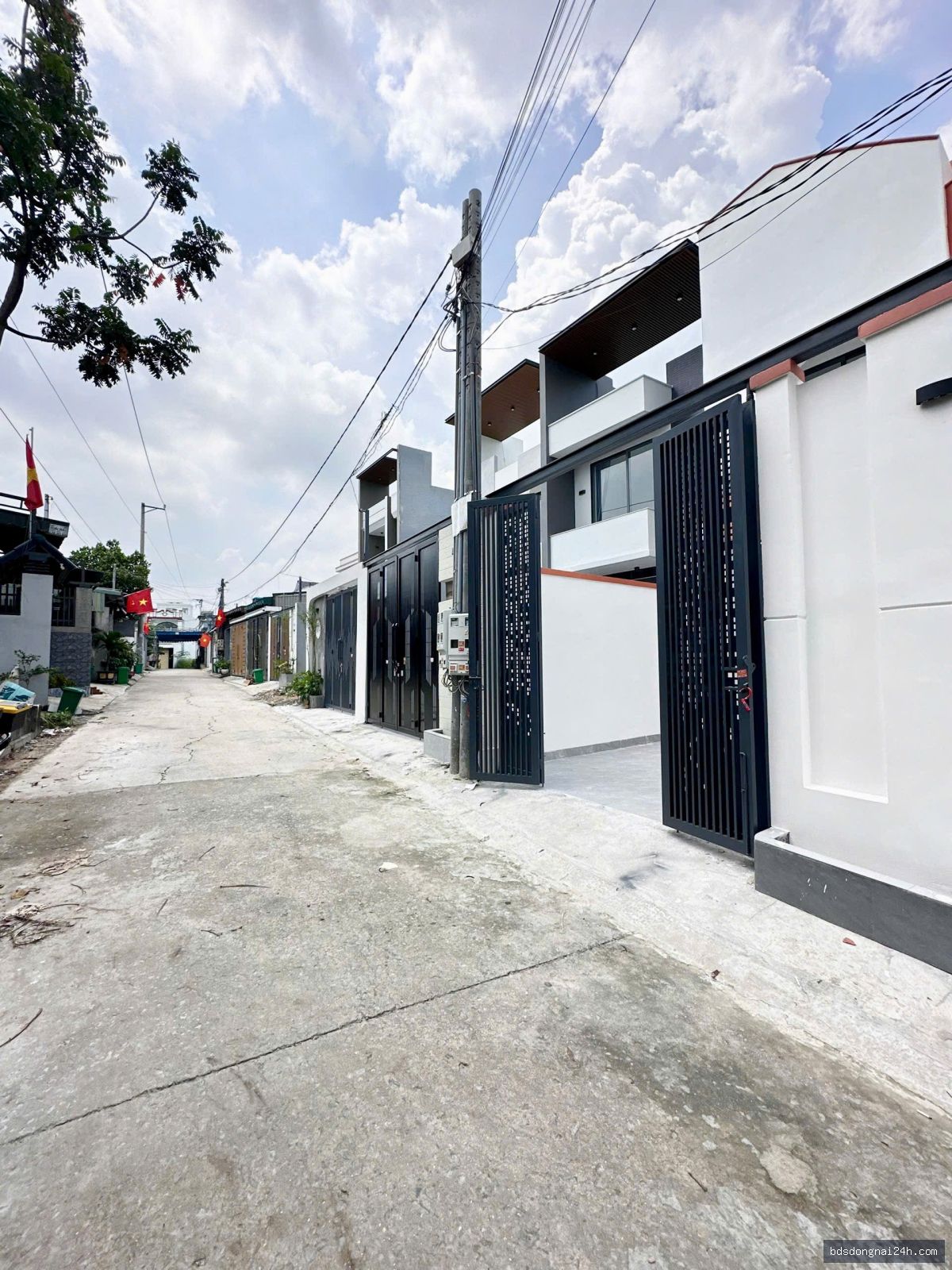 Bán nhà 1 trệt 1 lầu, sân ô tô, gần chợ tại Trảng Dài, Biên Hòa