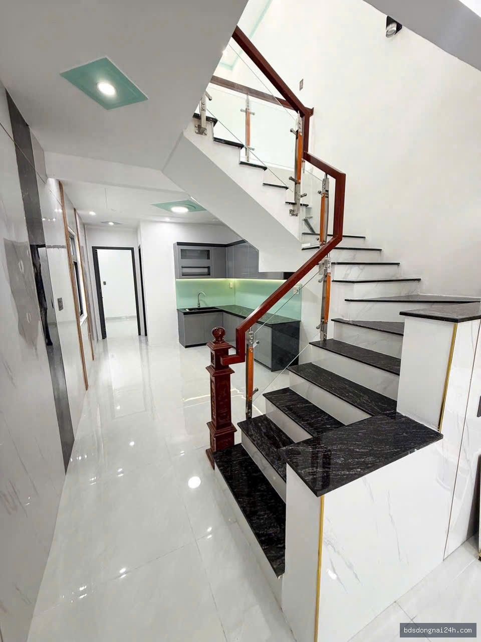 Bán nhà lầu kiên cố, gần chợ tại Tân Phong, Biên Hòa (60m²) - Hình ảnh 2