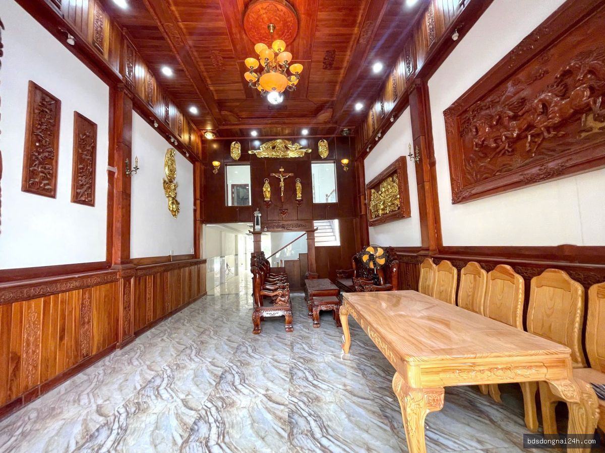 Bán nhà 1 trệt 1 lầu sân ô tô (252m²)