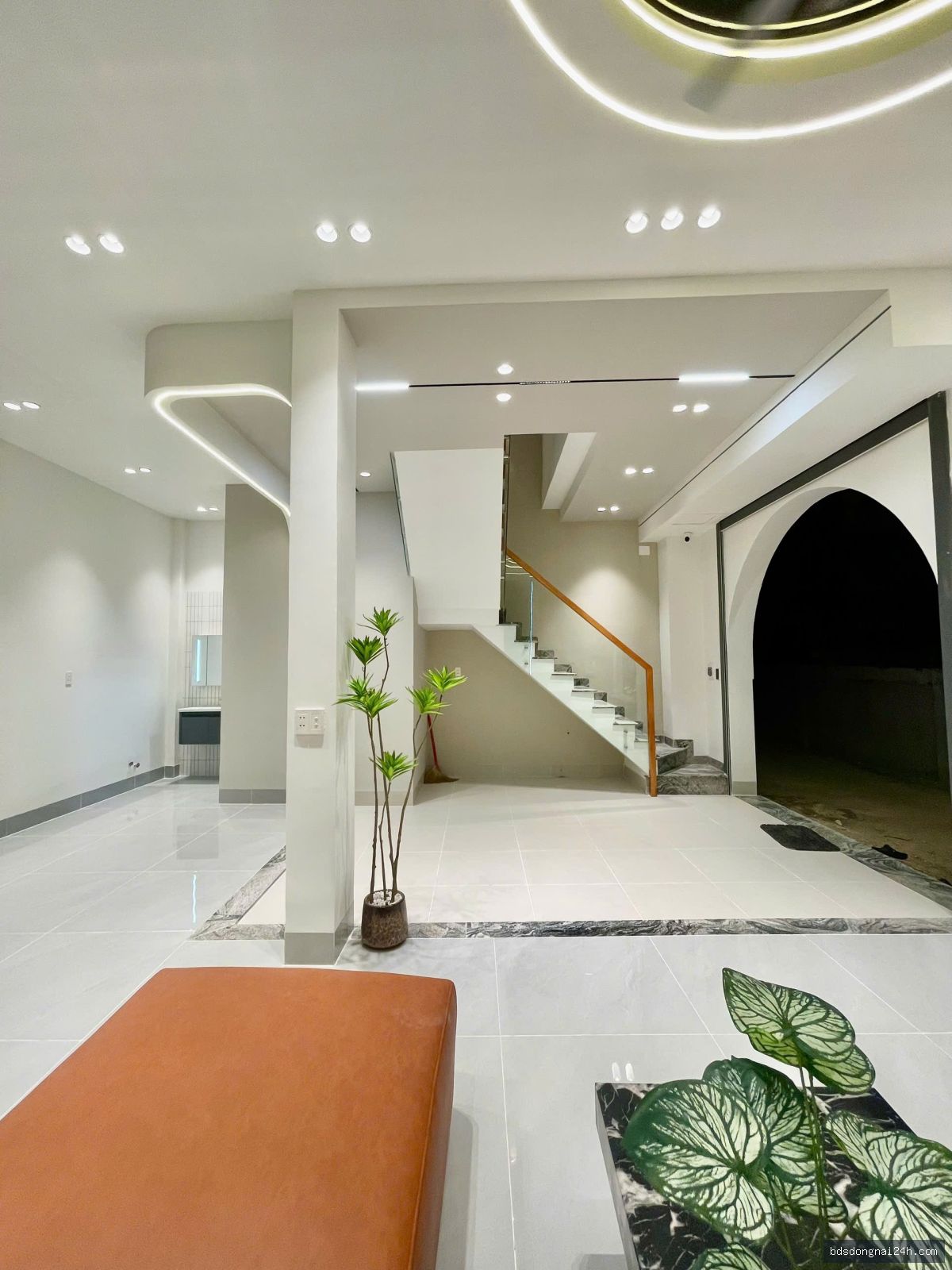 Bán nhà 1 trệt 2 lầu, sân ô tô (180m²) - Hình ảnh 5
