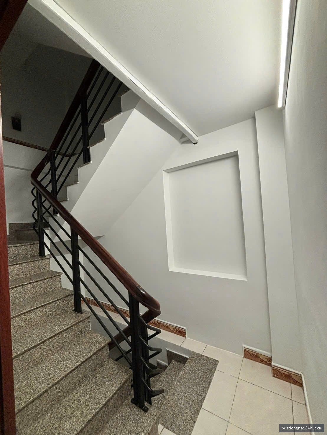 Cho thuê nhà 1 trệt 2 lầu mặt tiền (120m2) - Hình ảnh 2