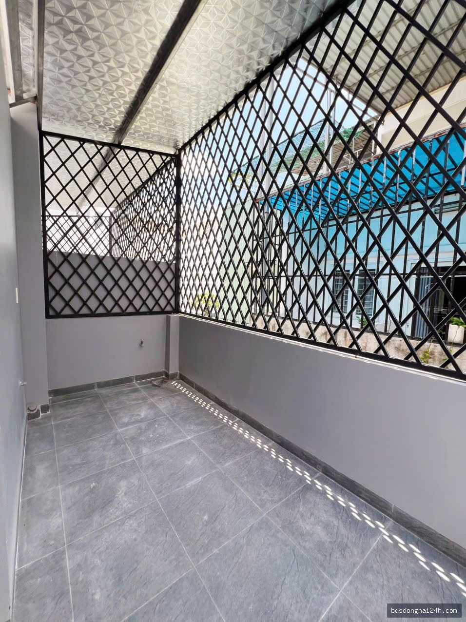 Bán nhà 1 trệt 1 lầu sân ô tô, gần chợ (81m²) - Hình ảnh 2