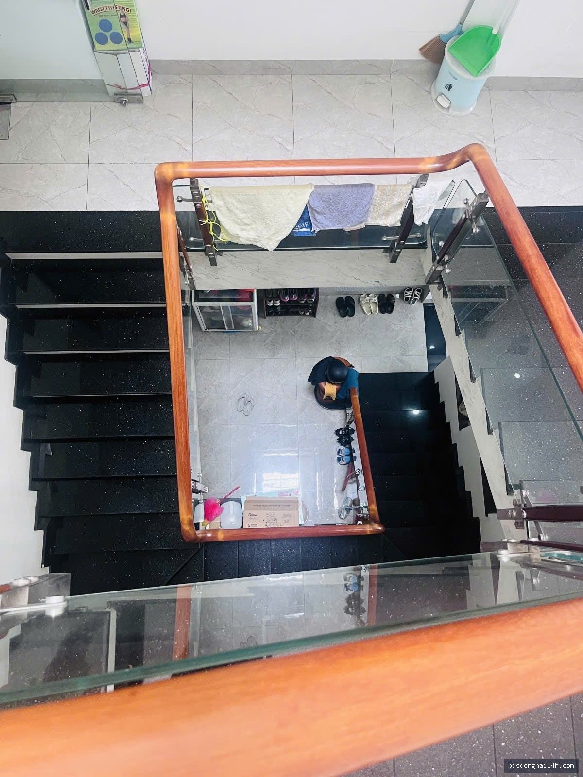 Bán nhà phố KDC D2D mặt tiền, full nội thất (84m2)