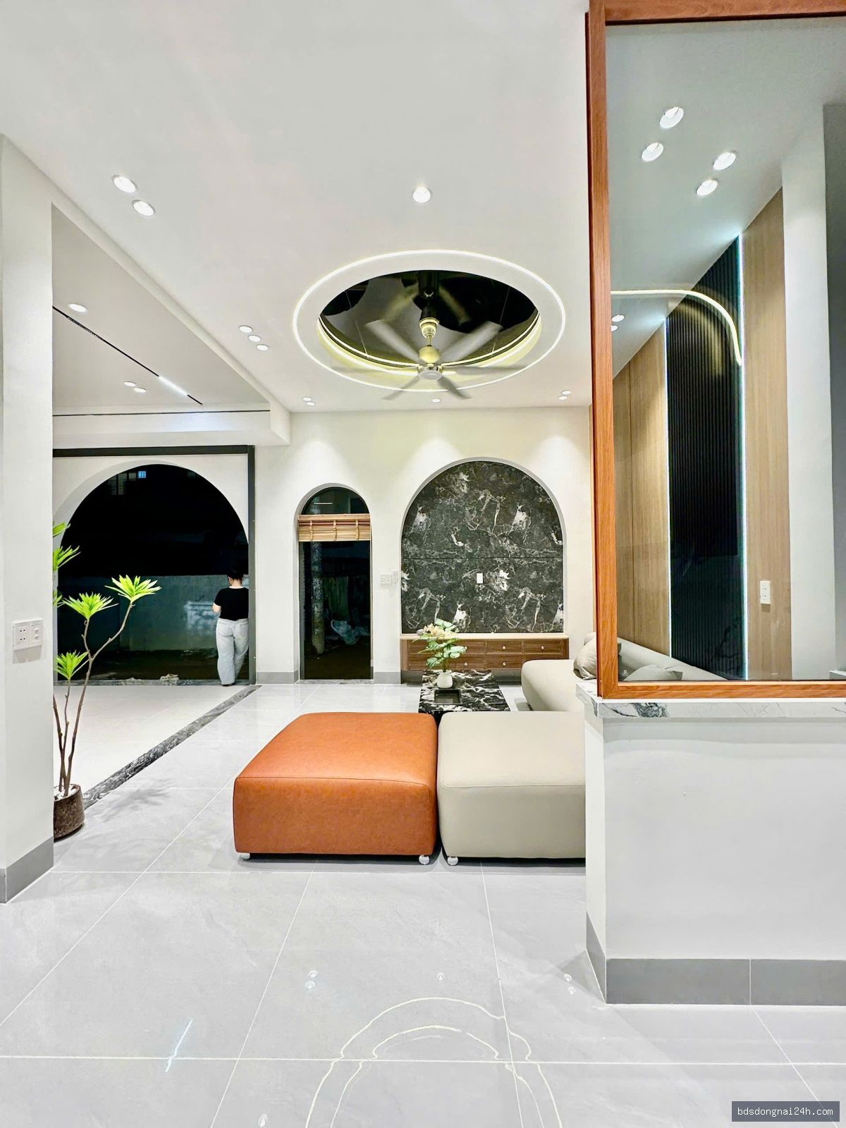 Bán nhà 1 trệt 2 lầu, sân ô tô (180m²) - Hình ảnh 2