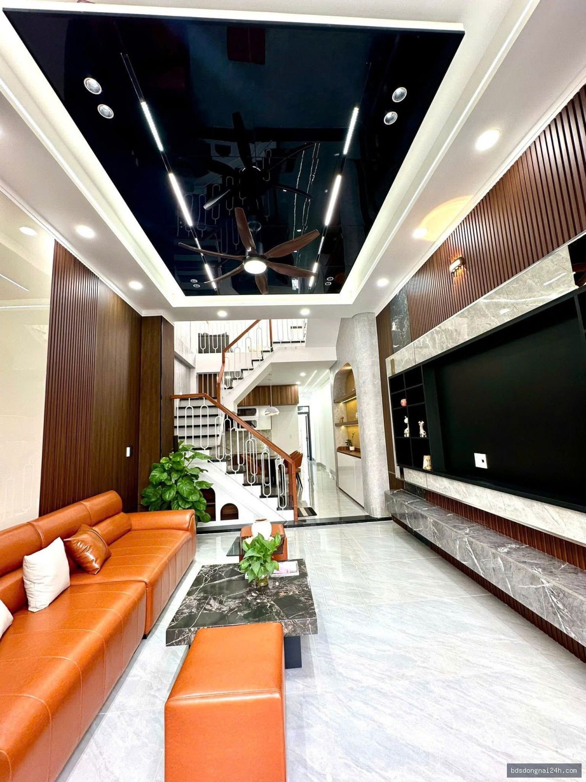 Bán nhà phố hiện đại, sân ô tô tại Tân Phong, Biên Hòa (100m²) - Hình ảnh 1