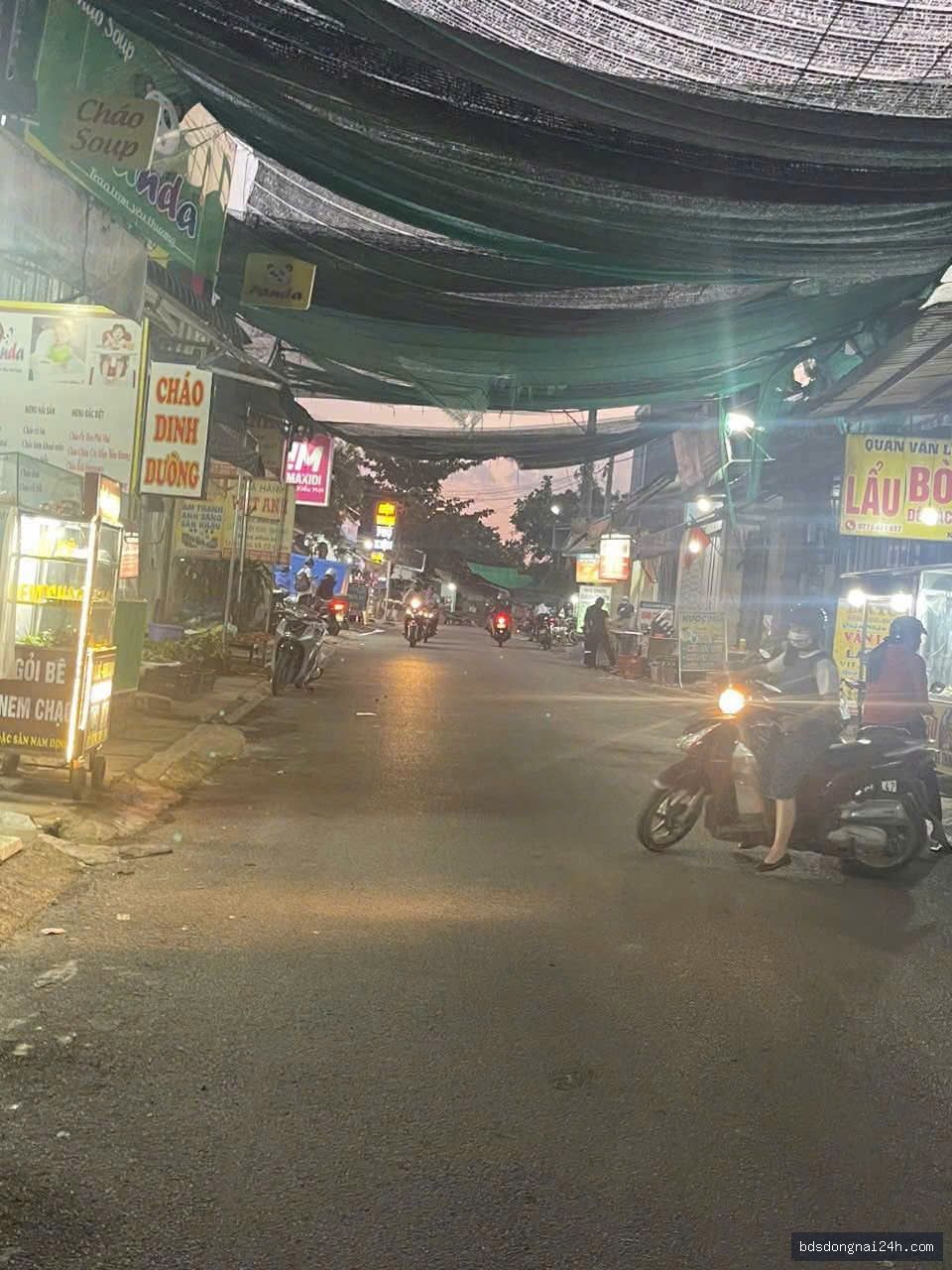 Bán nhà phố mặt tiền - Hình ảnh 1
