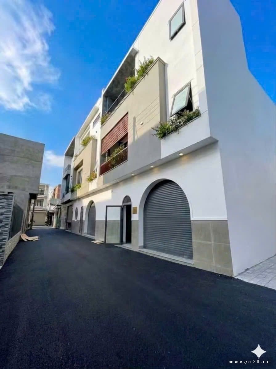 Bán nhà 1 trệt 2 lầu, sân ô tô (180m²) - Hình ảnh 1