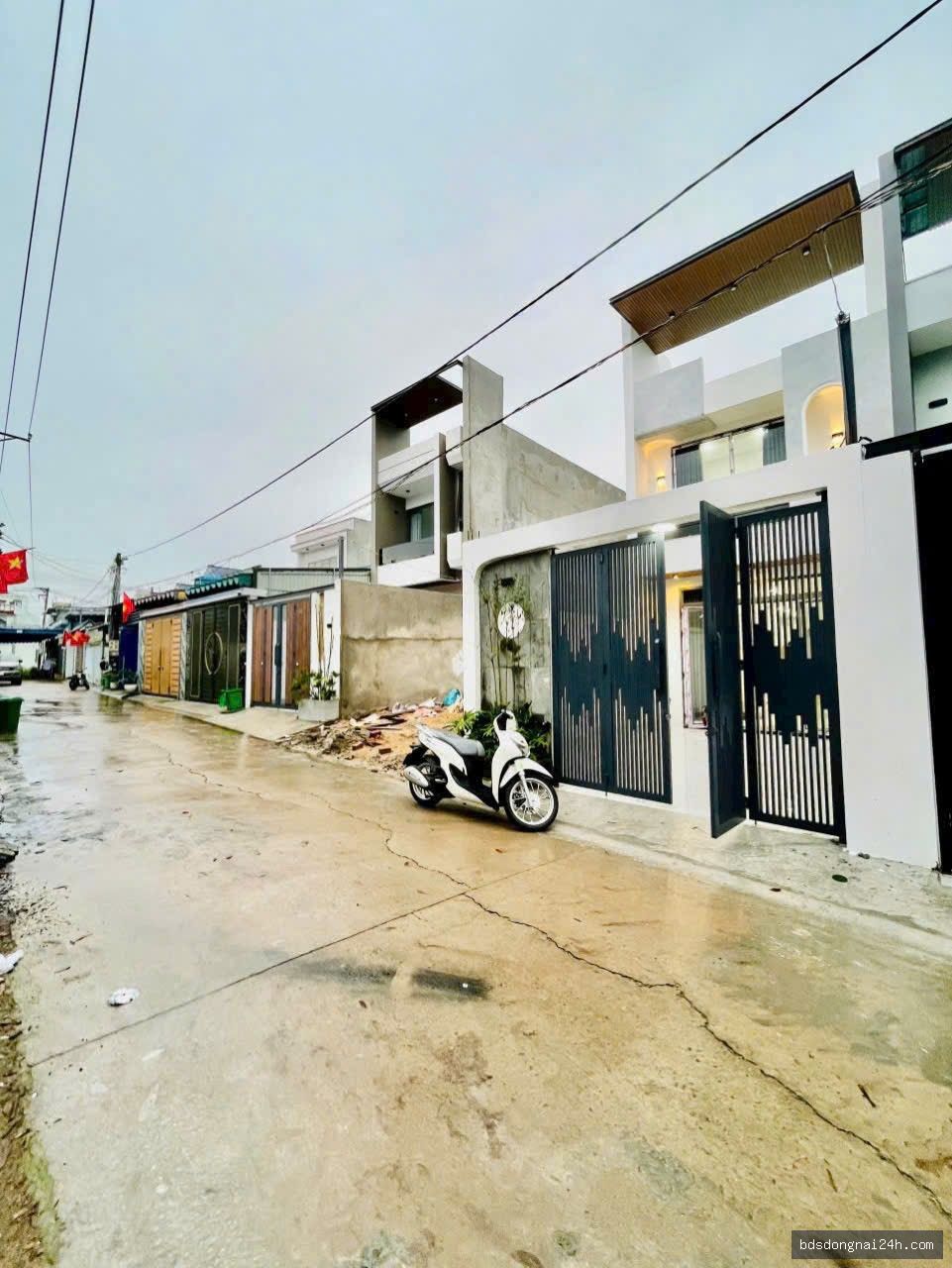 Bán nhà 1 trệt 1 lầu, sân ô tô, gần chợ tại Trảng Dài, Biên Hòa