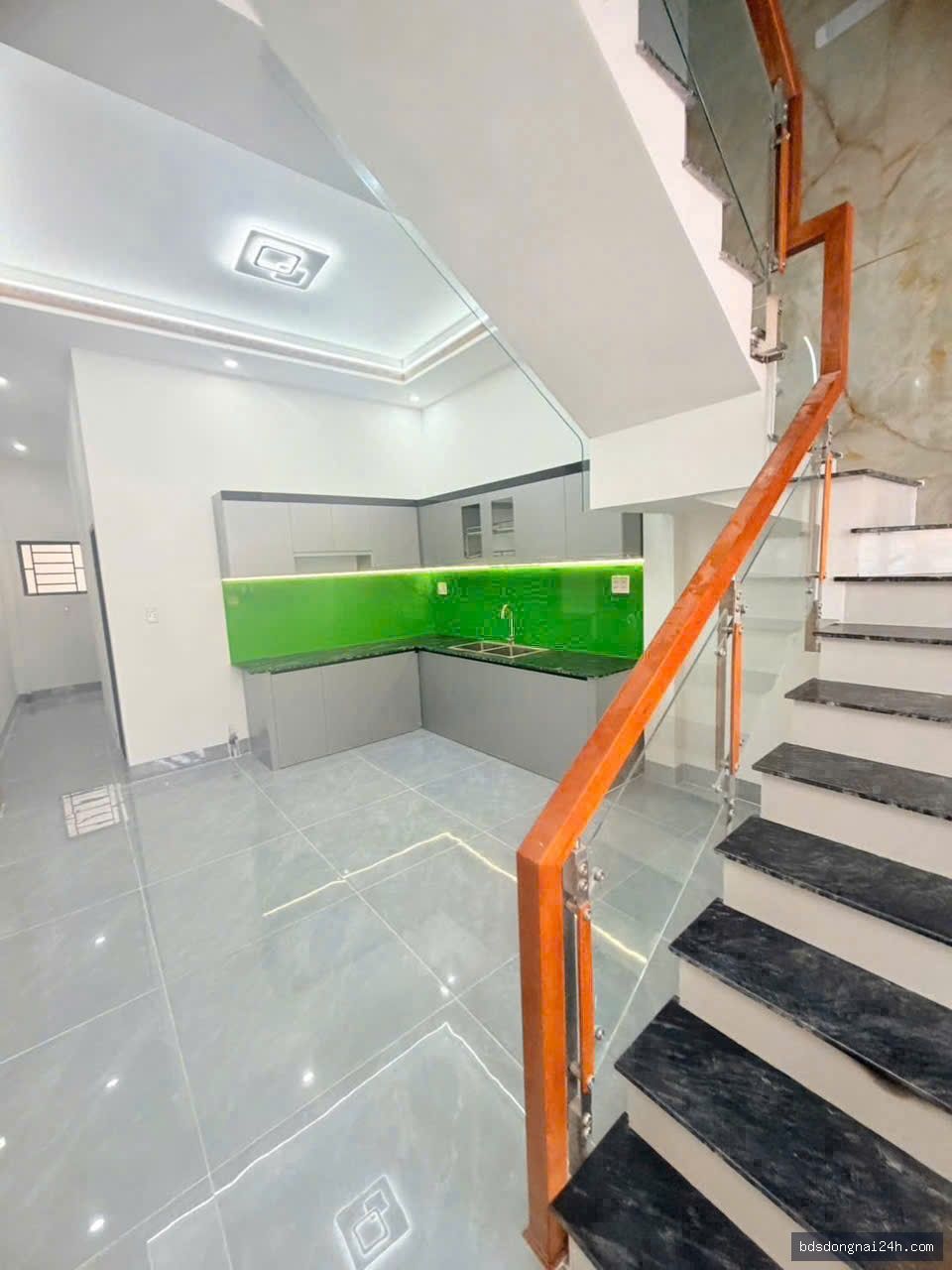 Bán nhà 1 trệt 1 lầu sân ô tô, gần chợ (80m²) - Hình ảnh 2