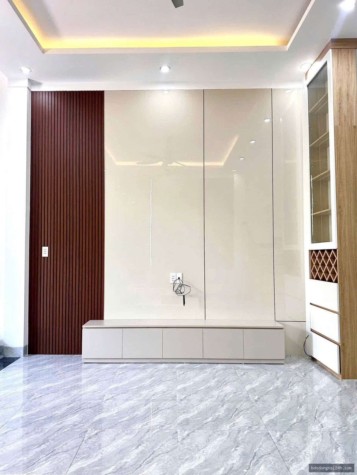 Bán nhà 1 trệt 1 lầu sân ô tô, gần chợ tại Trảng Dài, Biên Hòa (75m²) - Hình ảnh 2