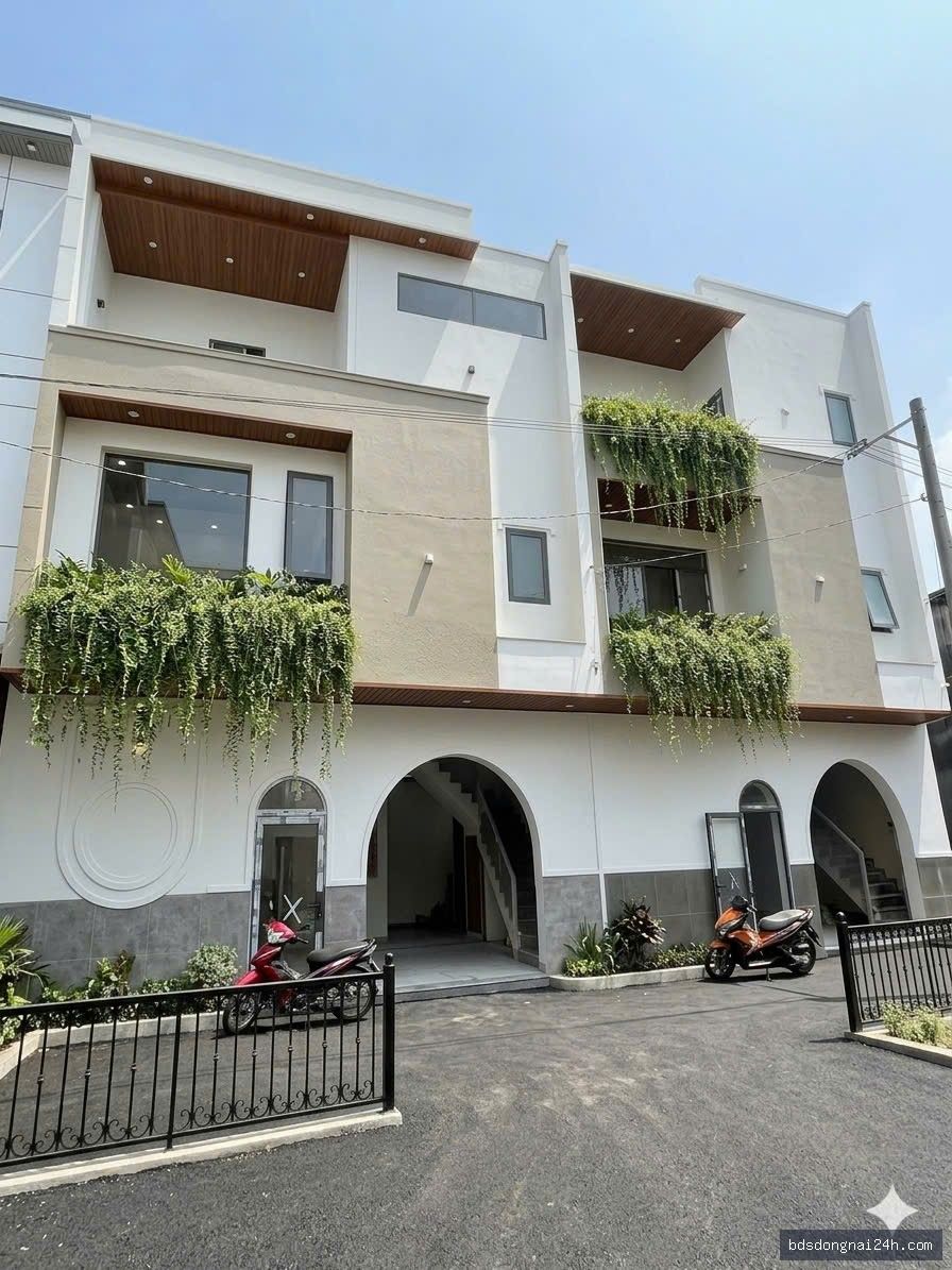 Bán nhà 1 trệt 2 lầu, sân ô tô (180m²)