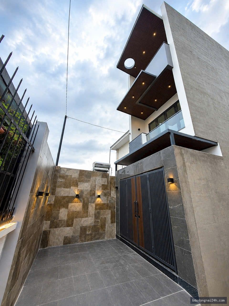 Bán nhà 1 trệt 2 lầu, sân ô tô, full nội thất (75.6m²) - Hình ảnh 3